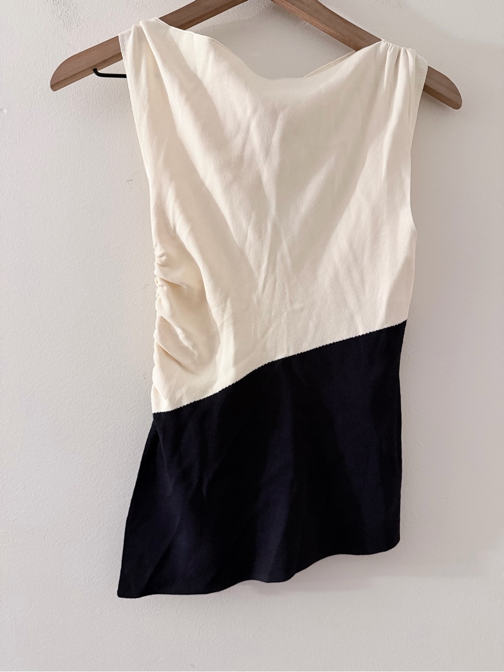Dissh Women’s Two-Tone Ivory and Black Sleeveless Top cowl neck S